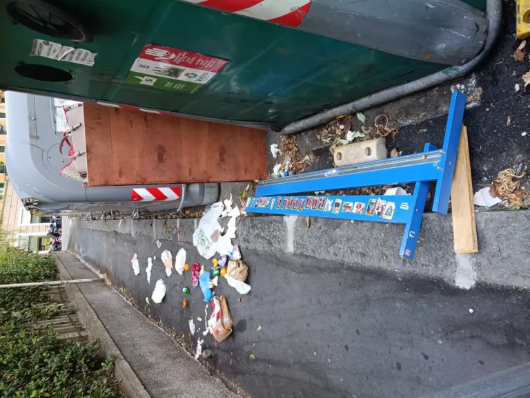 Genova: Cittadini Onesti Delusi dalla Gestione dei Rifiuti